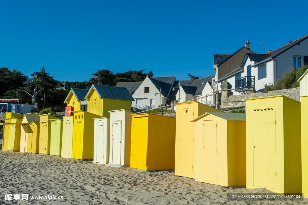海滨彩色小屋排列景观
