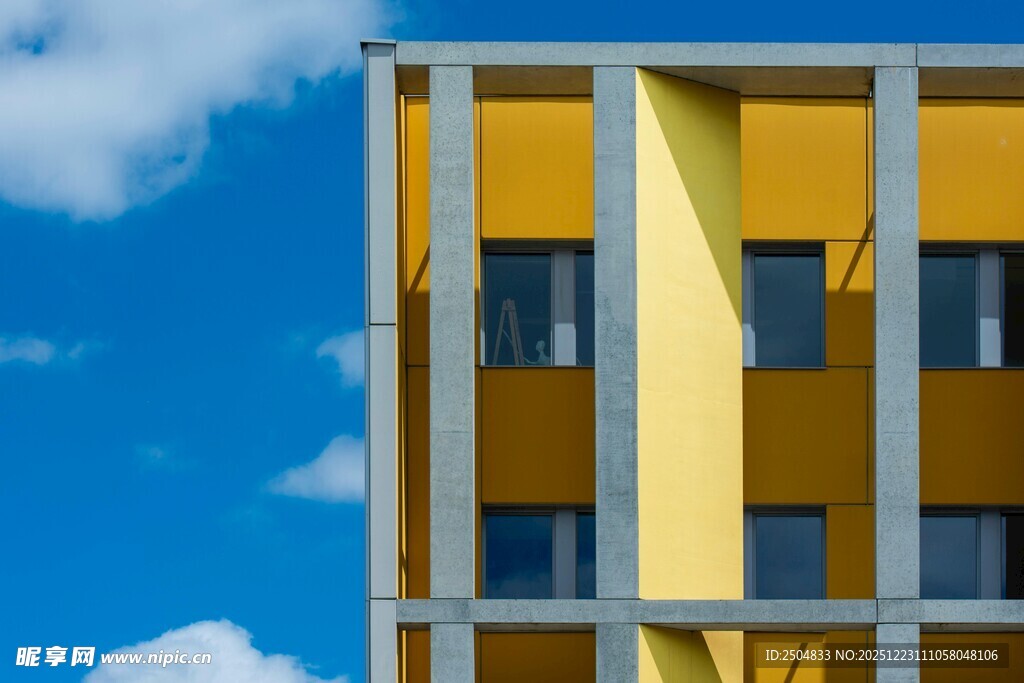 现代黄色建筑外观