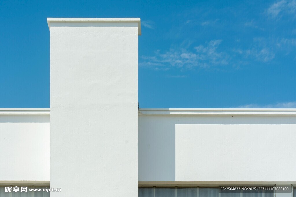 现代白色建筑外观一角