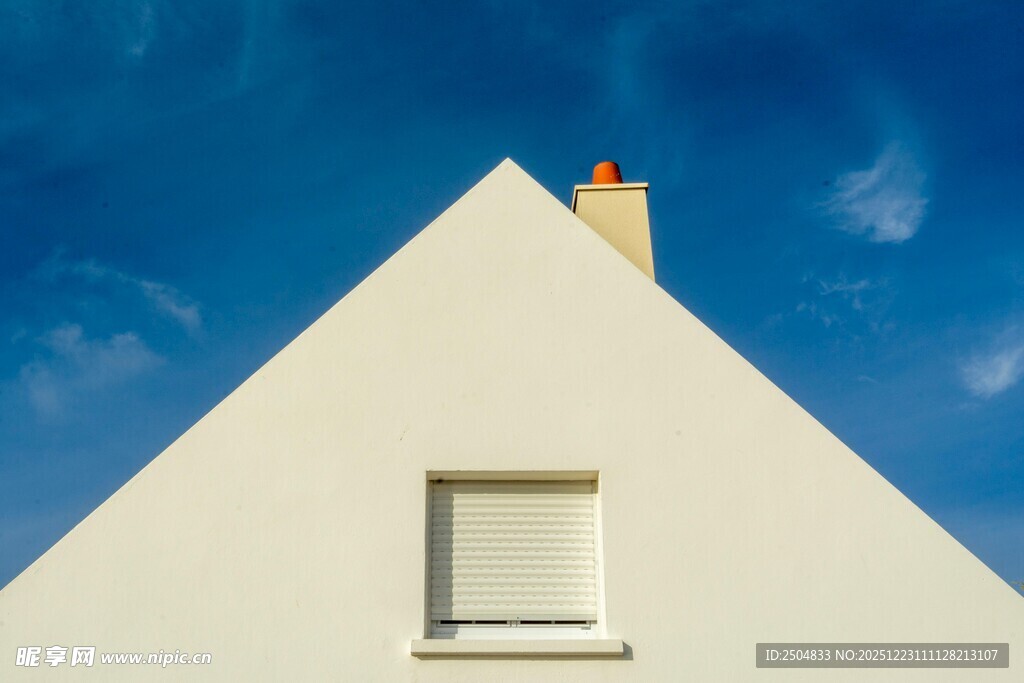 白色尖顶房屋与蓝天