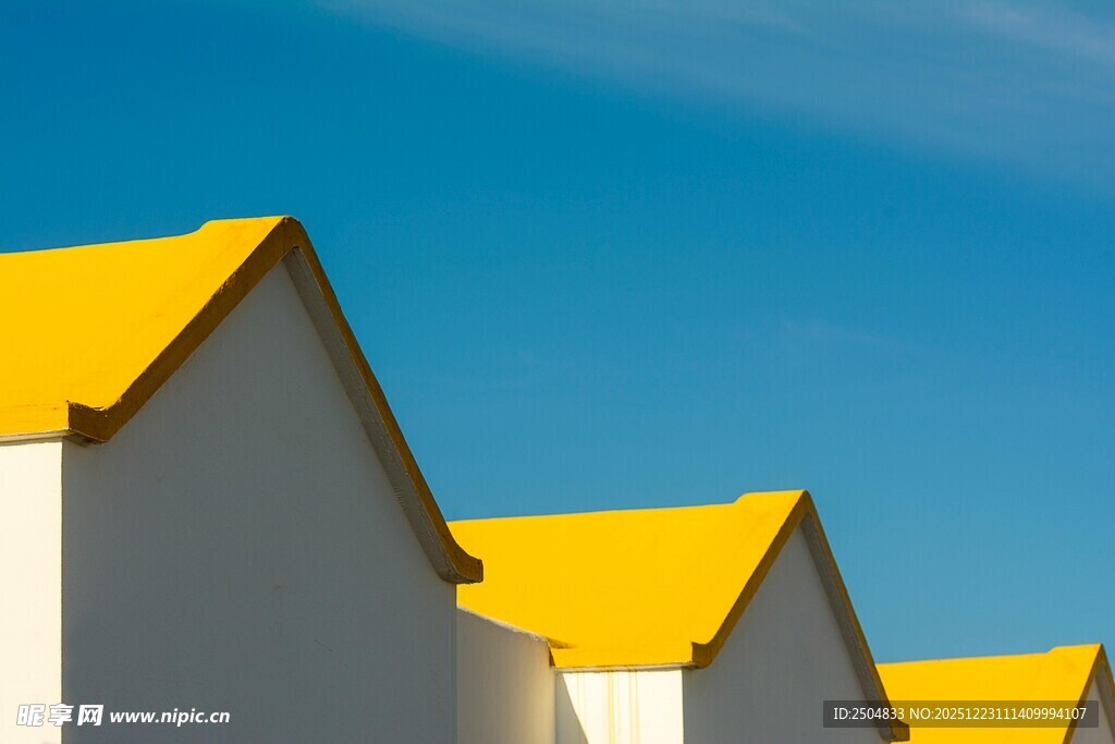 黄色屋顶的整齐房屋