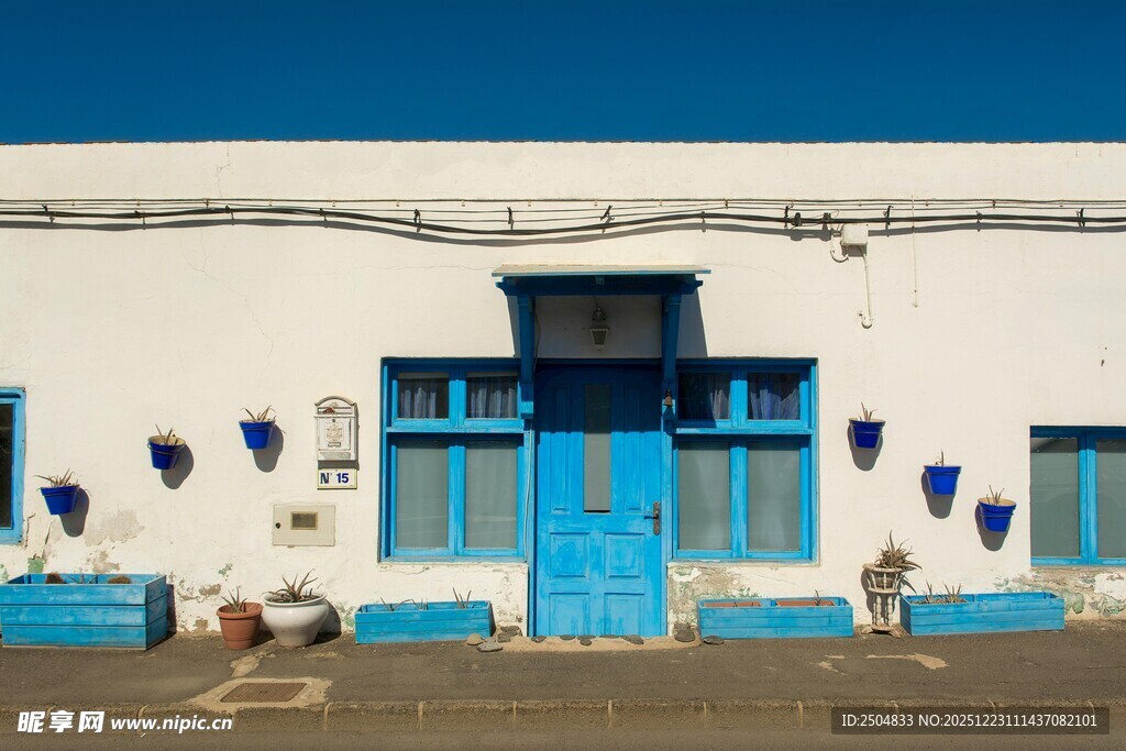 蓝白相间的特色建筑门面