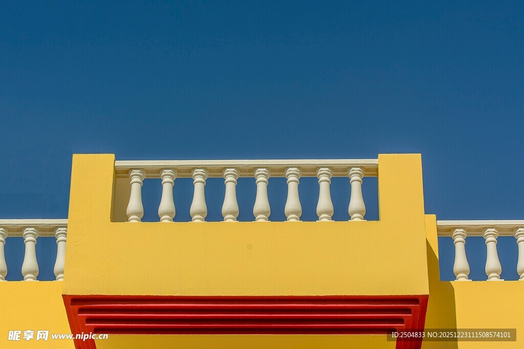 黄色建筑阳台与蓝天