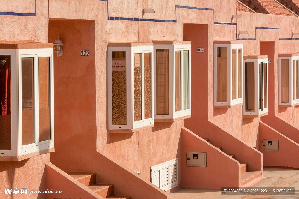 橙色建筑的整齐窗户景观