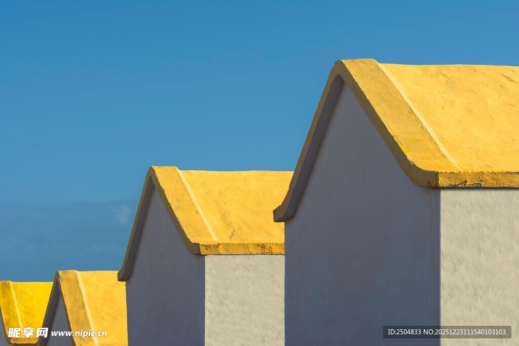 黄色屋顶的整齐房屋