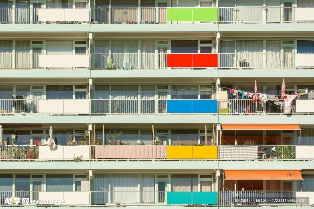 多彩阳台的居民楼景观