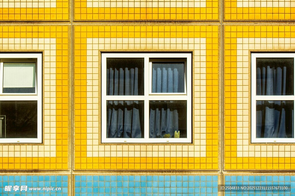 黄色墙面的多彩窗户