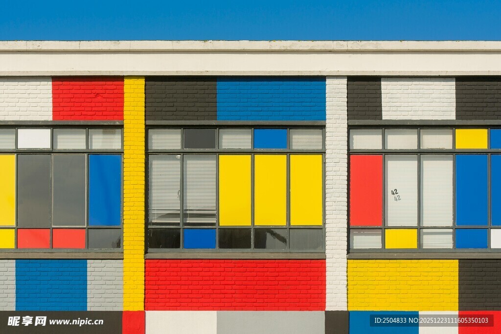 多彩几何图案的现代建筑外观