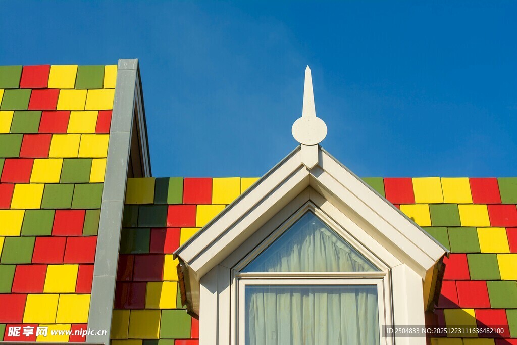 彩色屋顶下的别致小屋