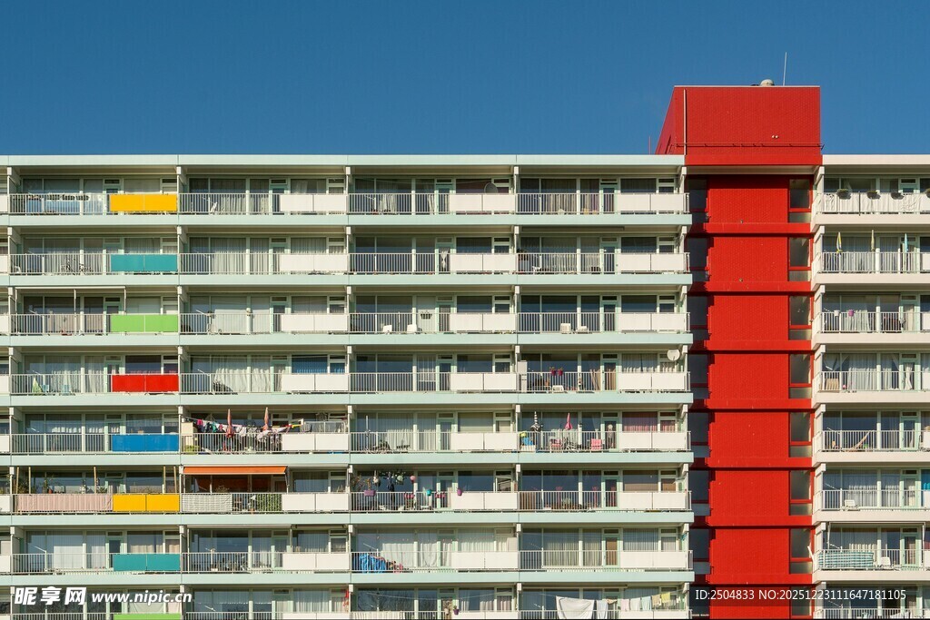 多彩外立面的现代公寓楼