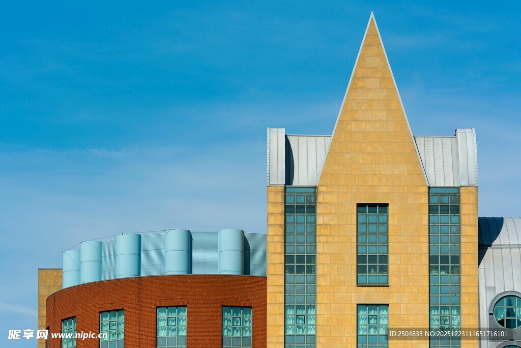 现代风格尖顶建筑外观