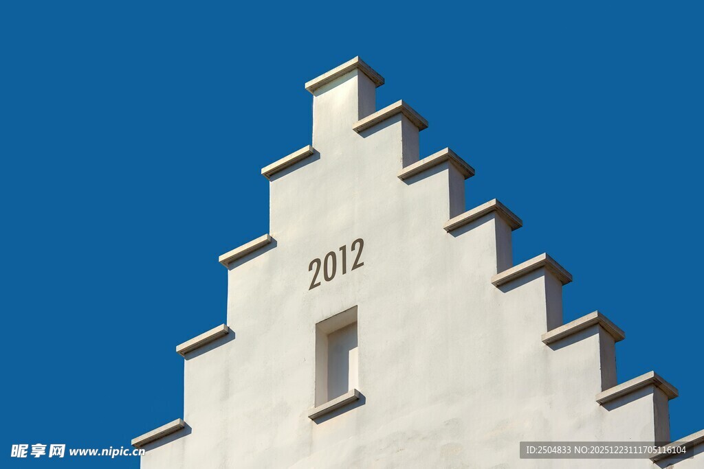 白色建筑尖顶与蓝天