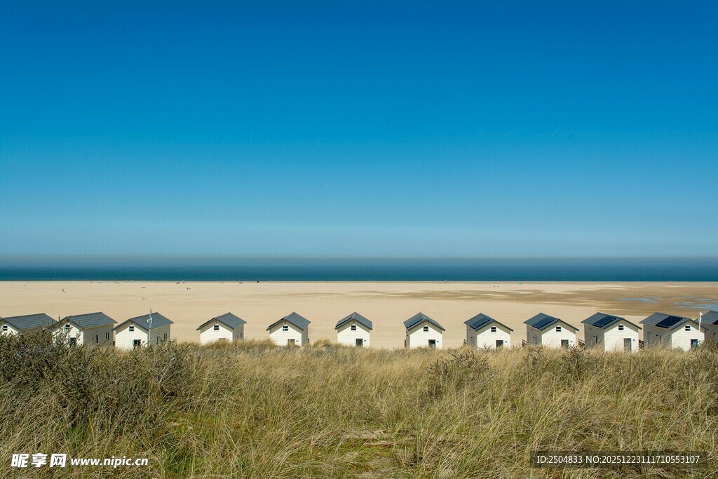 海边整齐排列的白色建筑