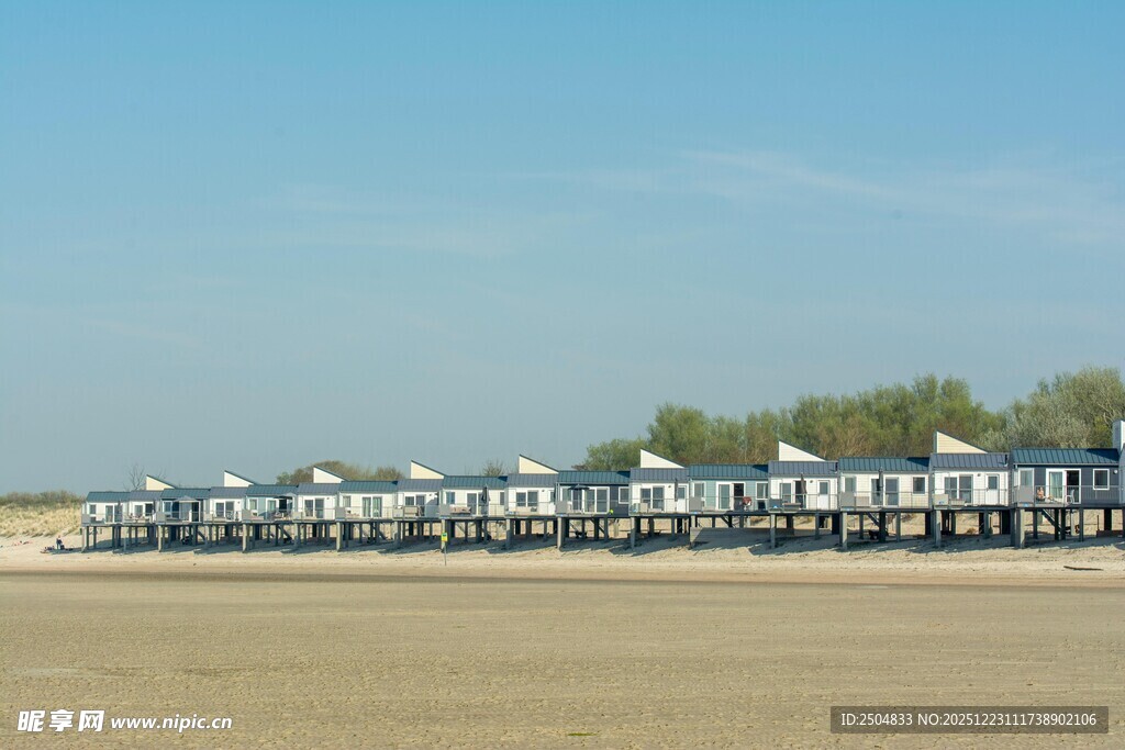 海滨整齐排列的度假小屋