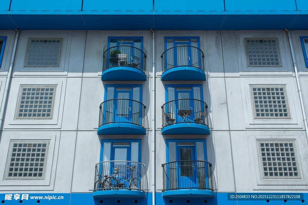 蓝白相间的多层建筑外观