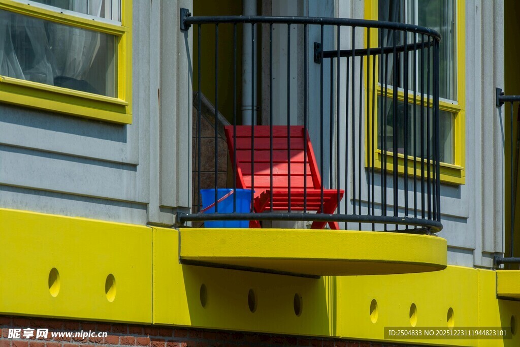 阳台角落的多彩物件