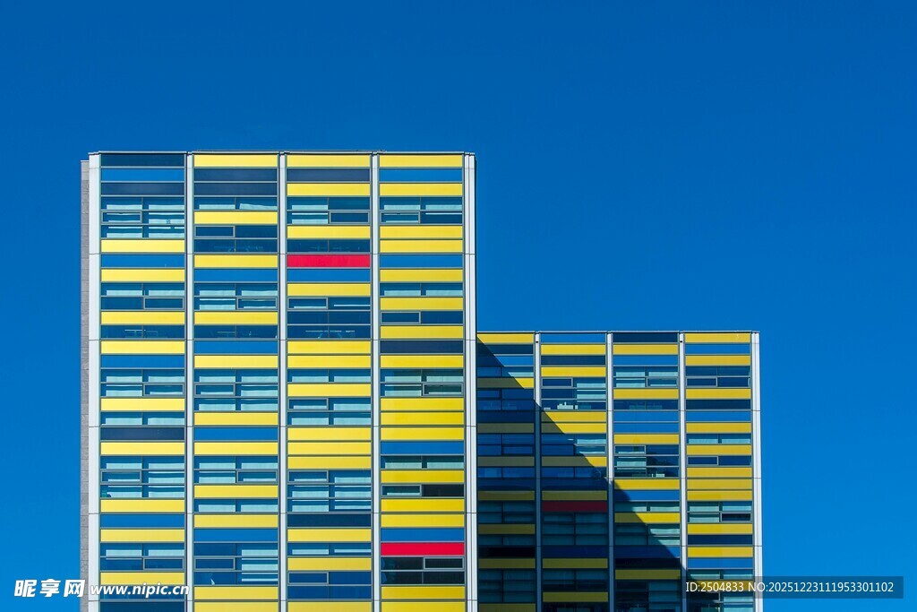 多彩条纹高楼建筑外观