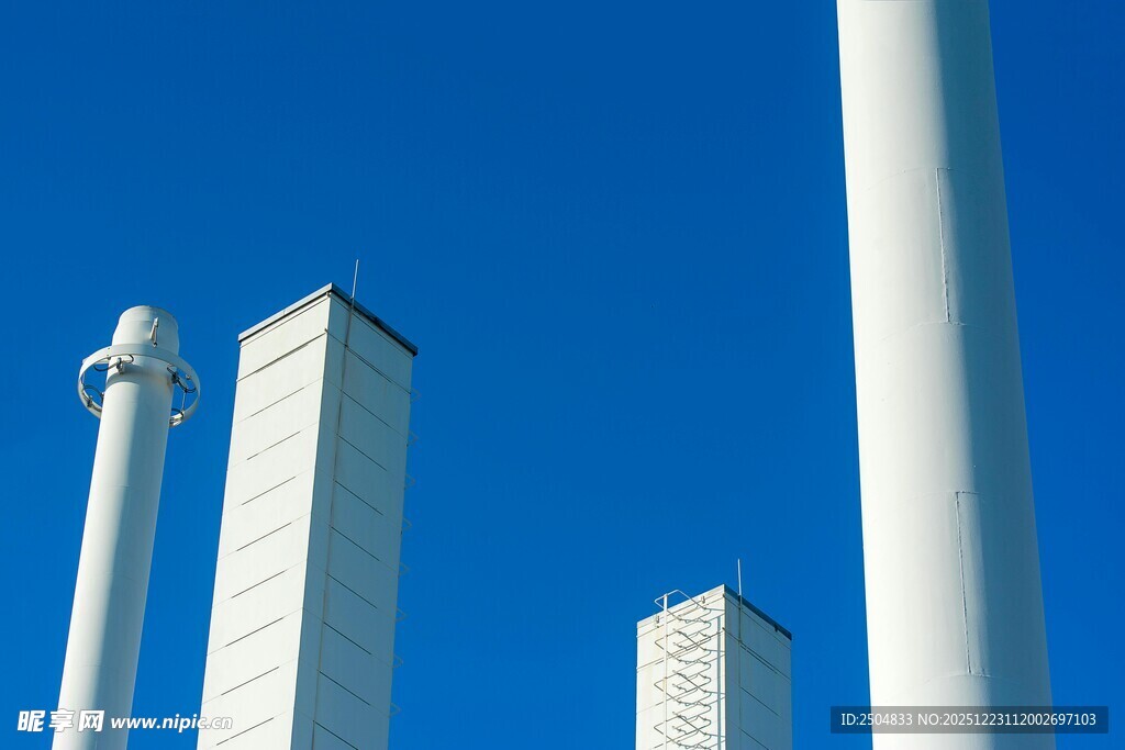 高耸烟囱与蓝天景观