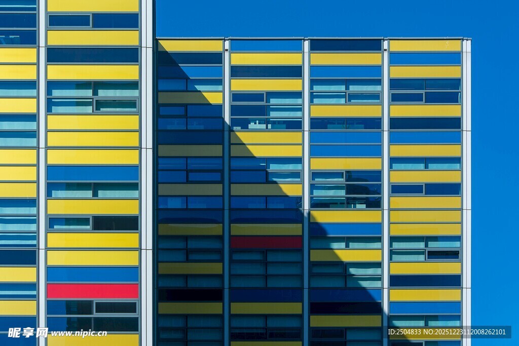 多彩条纹建筑外观