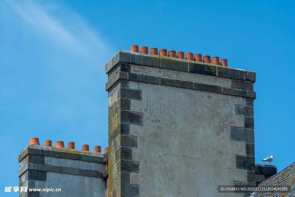 古老建筑的砖砌烟囱