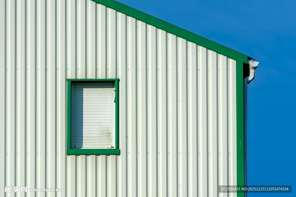 白色绿边墙面的建筑一角