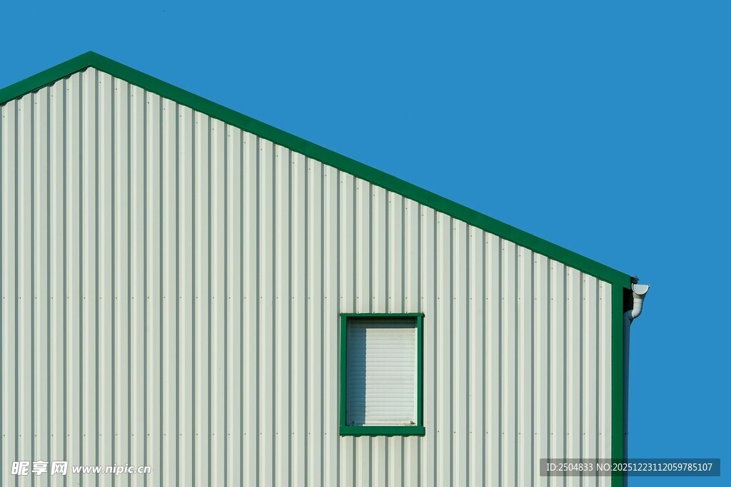 绿色屋顶的白色金属小屋
