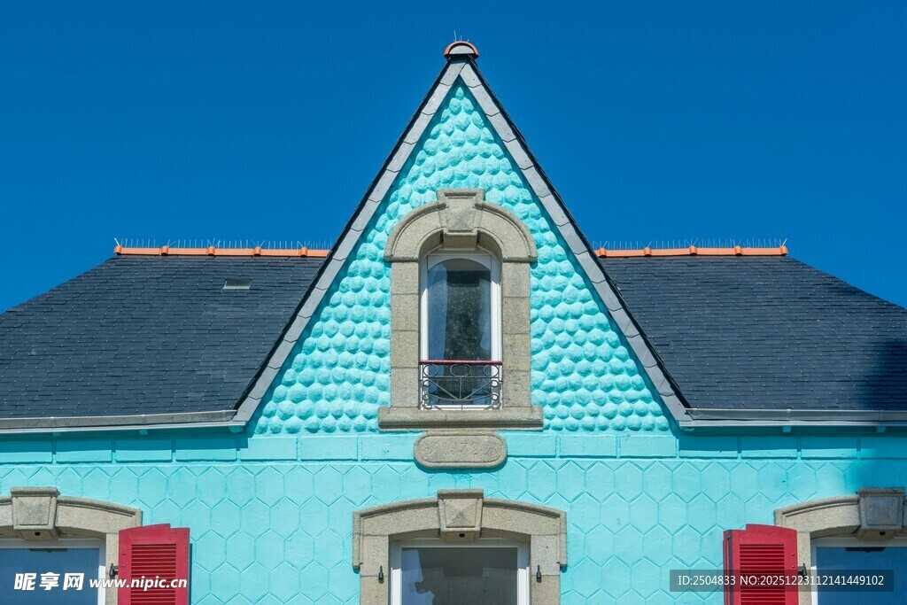 蓝绿色调的别致尖顶小屋