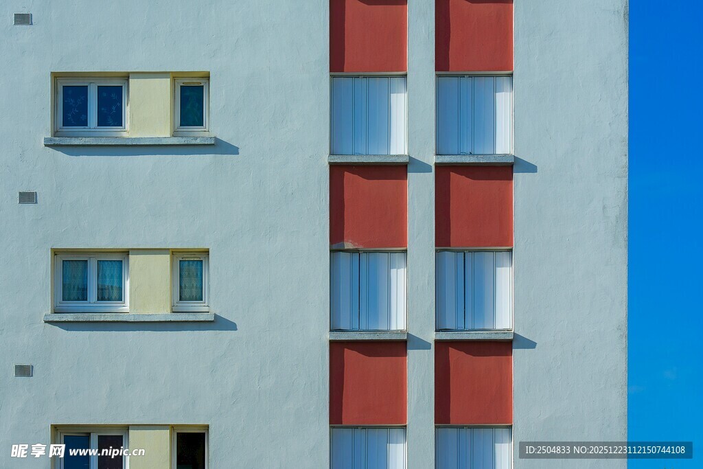 多彩外墙的多层建筑