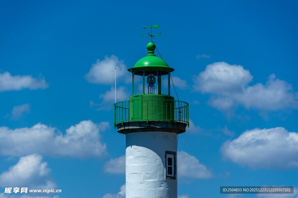 蓝天白云下的绿色灯塔