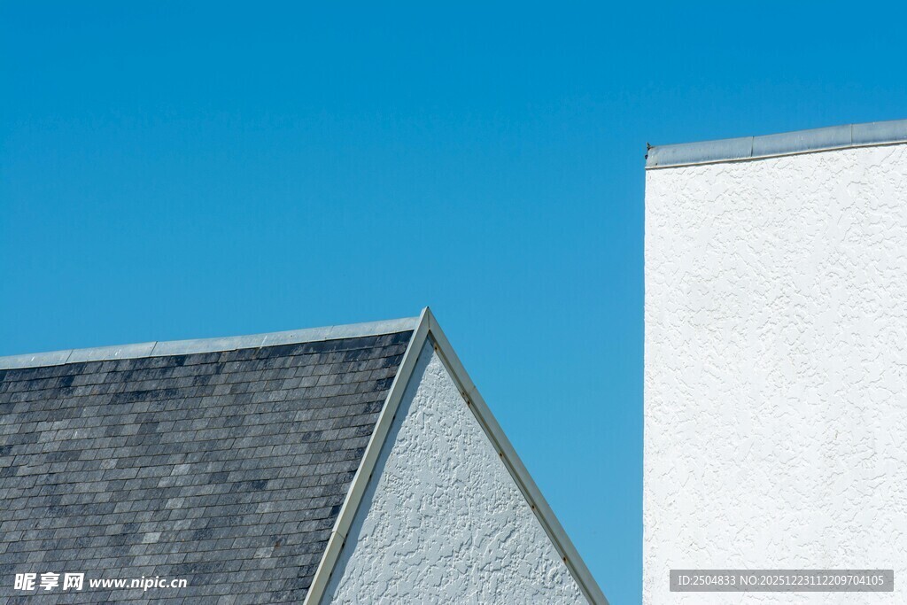 屋顶与白墙的建筑景致