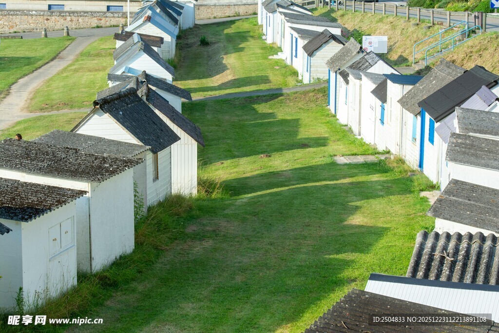 海滨小屋 绿草如茵的景致
