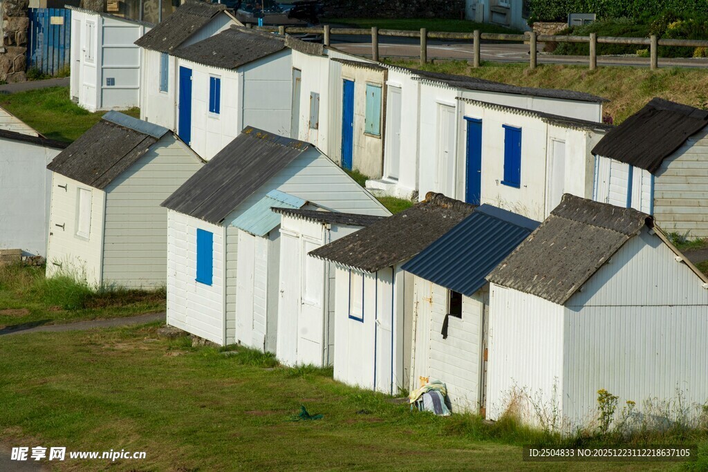海边白色小屋群景观