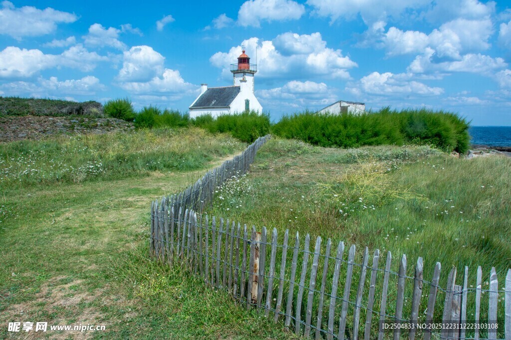 草原上的灯塔与木栅栏