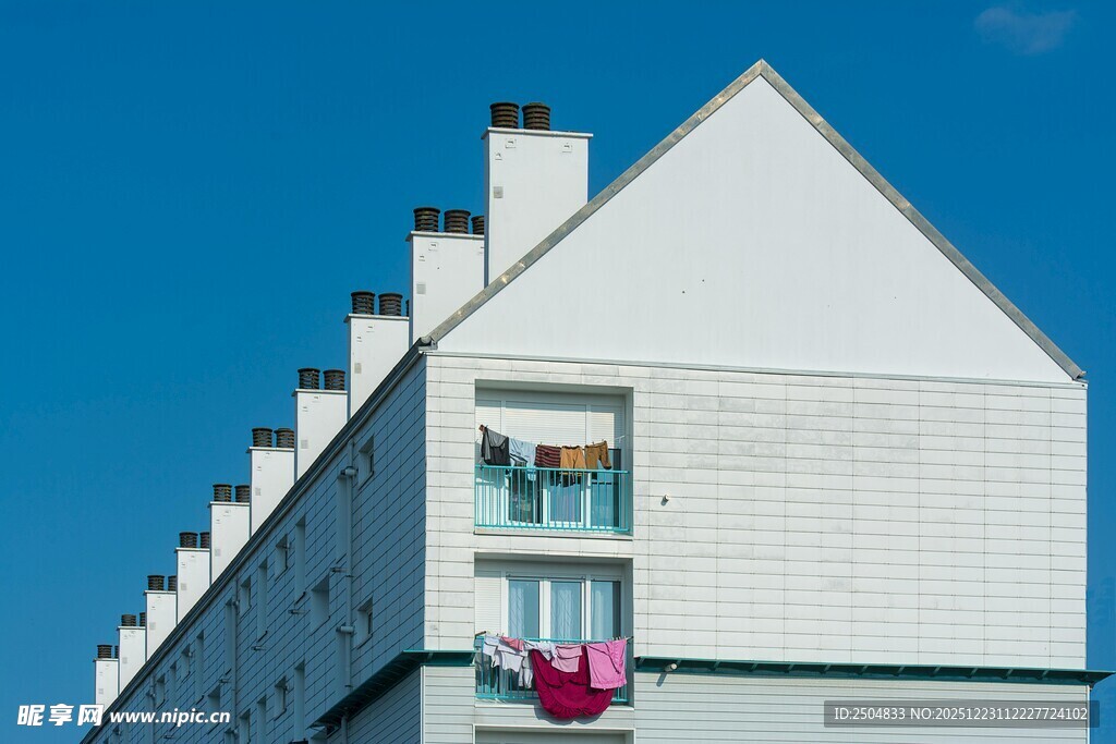 白色多层建筑外观