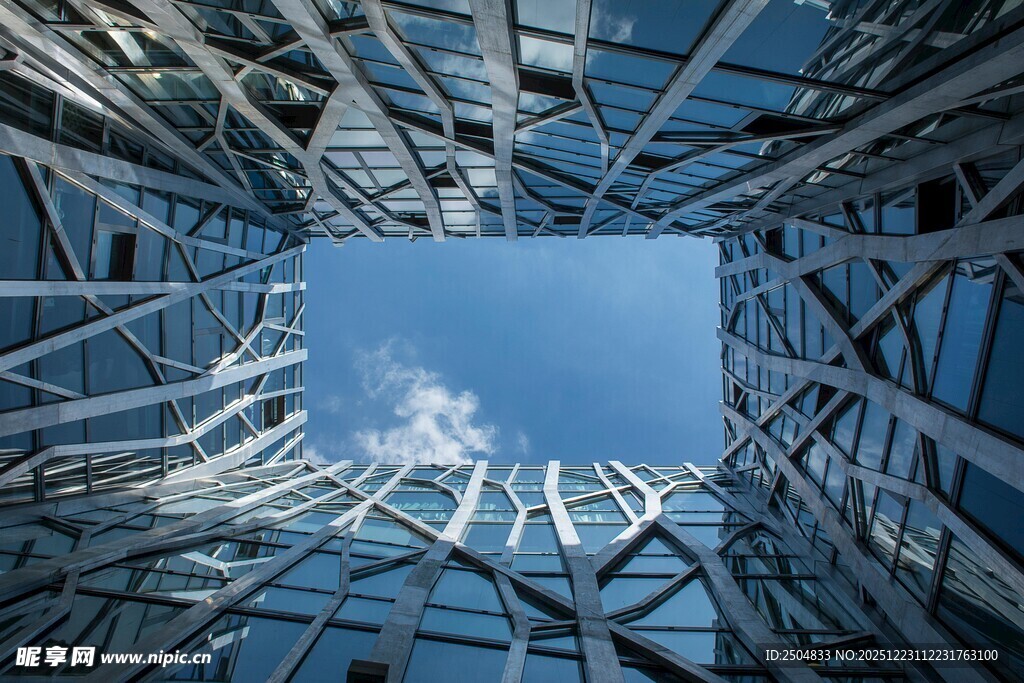 仰视玻璃建筑与晴朗天空