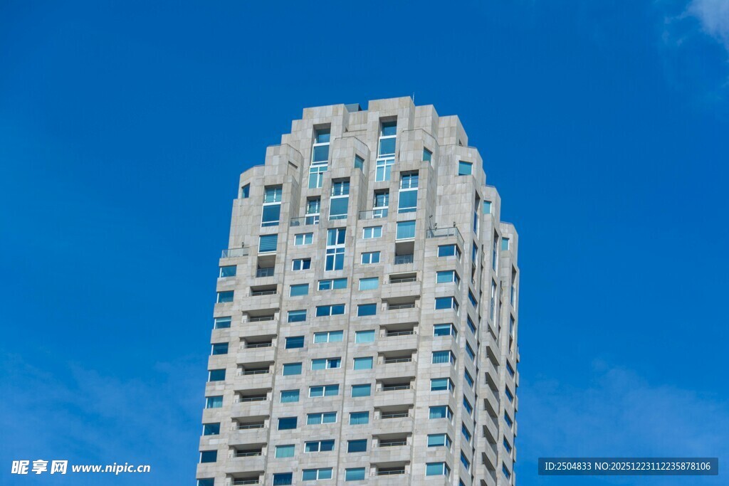 高耸入云的现代摩天大楼