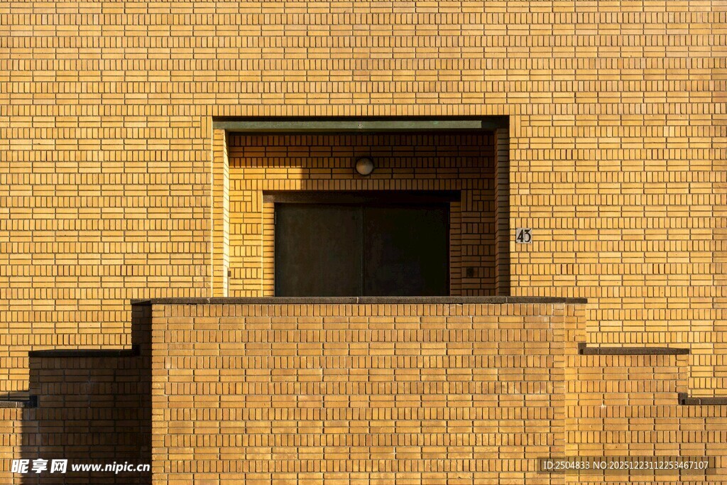 砖砌建筑的独特入口