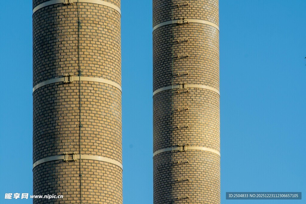 高耸的工业烟囱