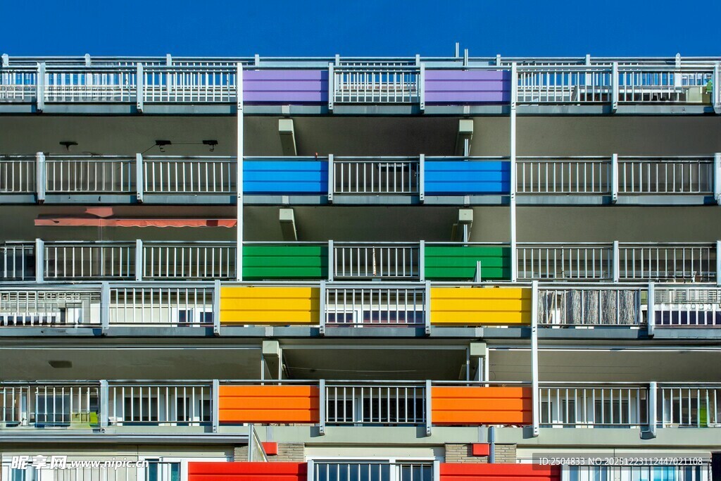 多彩阳台的现代建筑