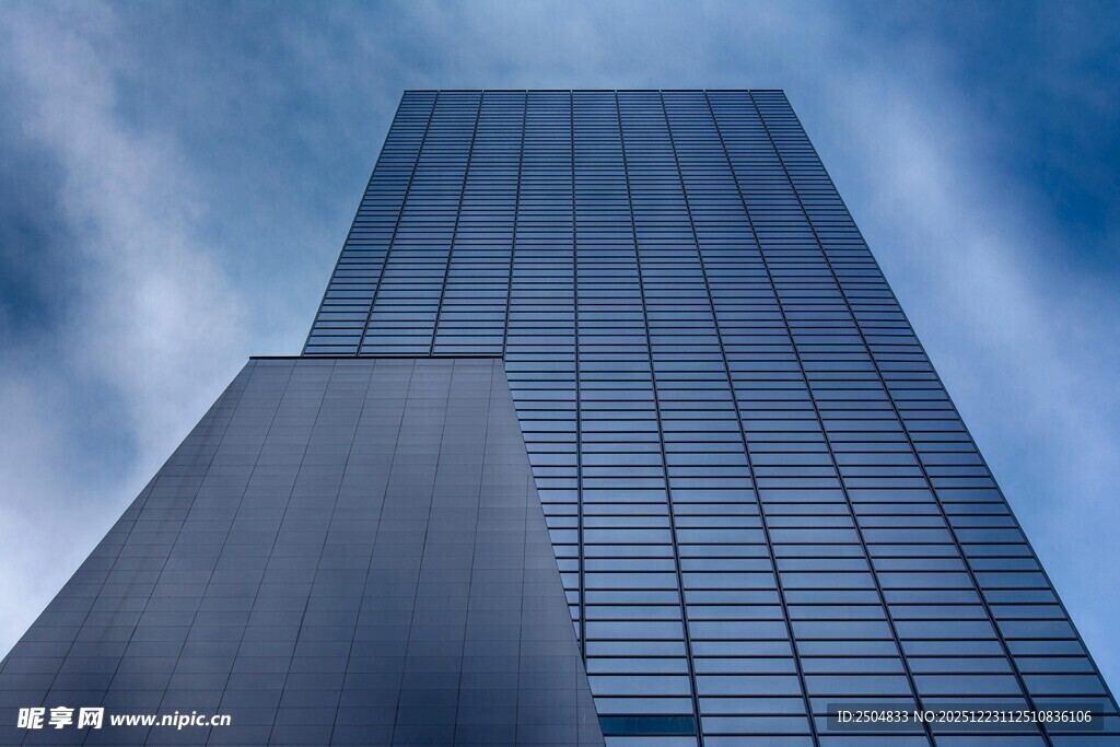 摩天大楼矗立蓝天白云间