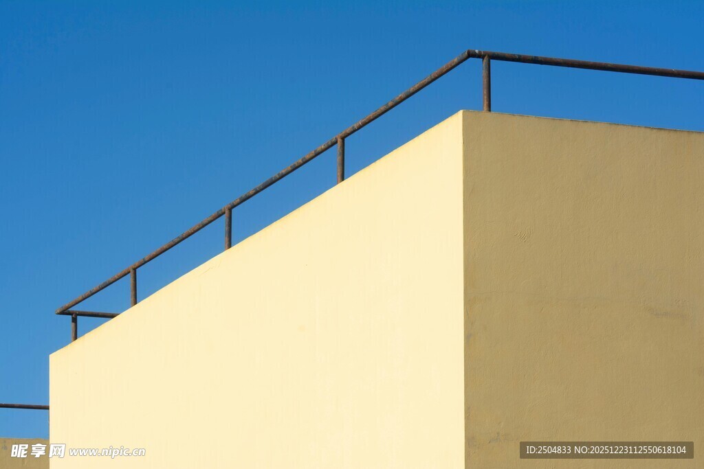 黄色建筑顶部与蓝天