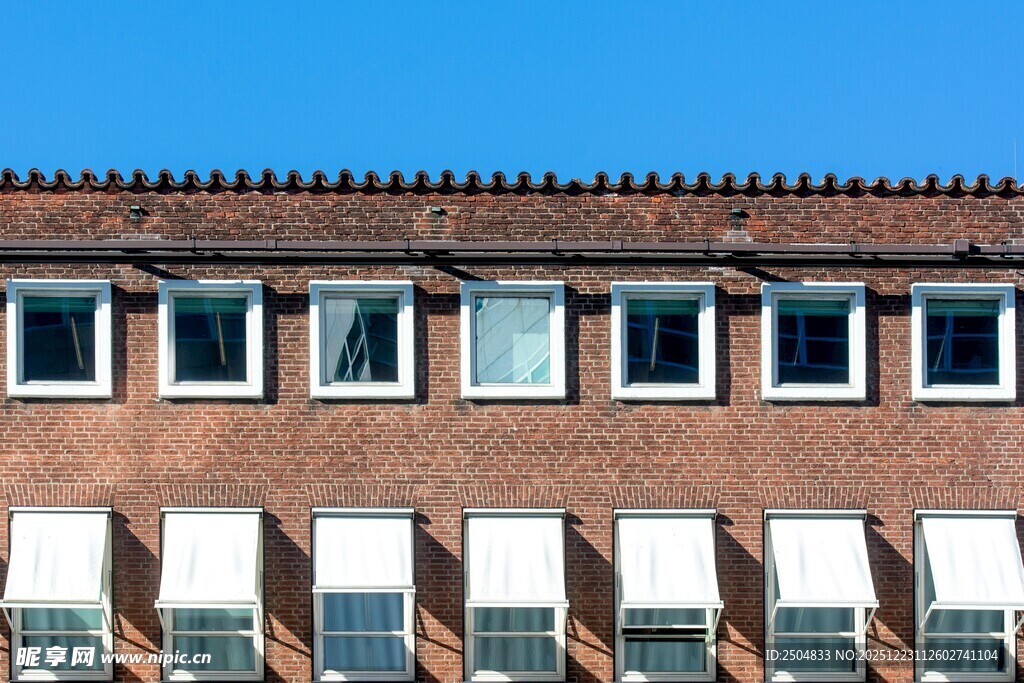 红砖建筑的整齐窗户