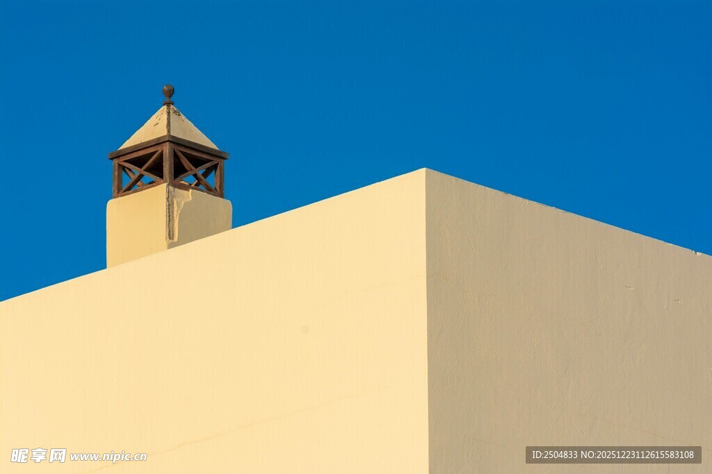 沙漠建筑上的尖顶塔楼
