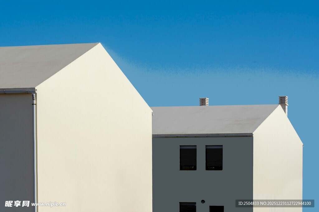 白色房屋与晴朗蓝天