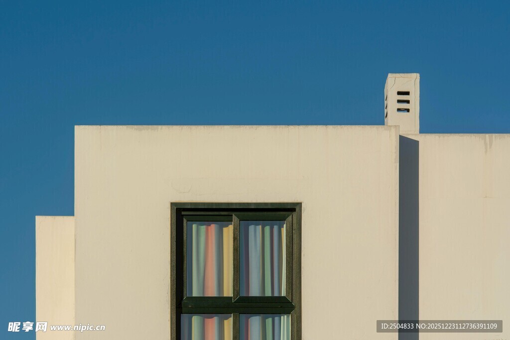 简约建筑的明亮窗户