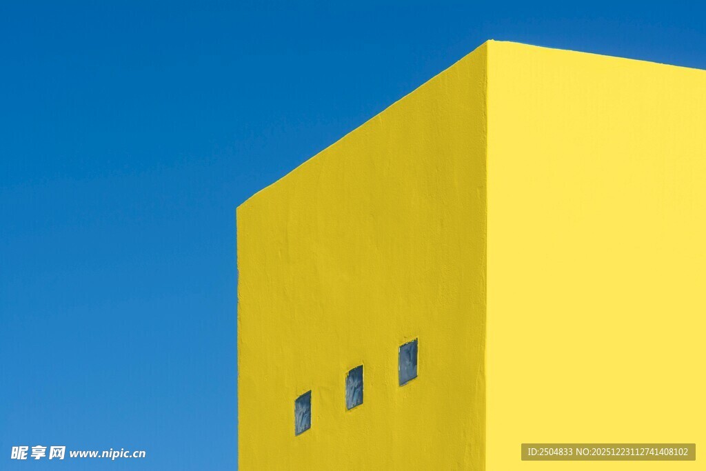 黄色建筑的简洁外观