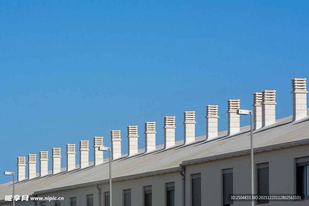 白色建筑屋顶与蓝天景观