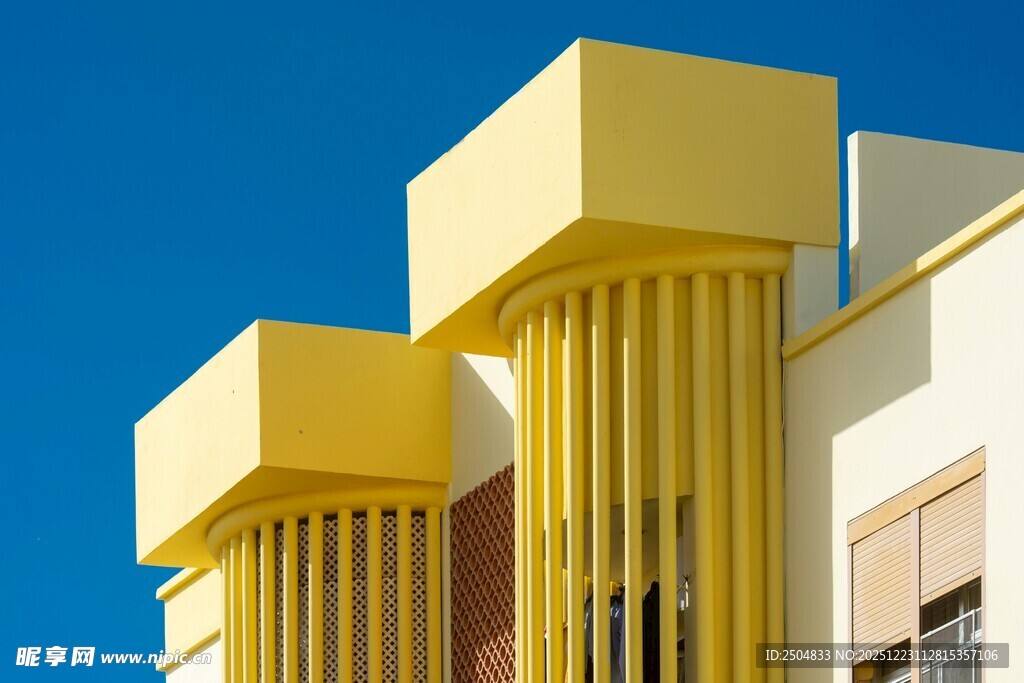 黄色建筑外观特写