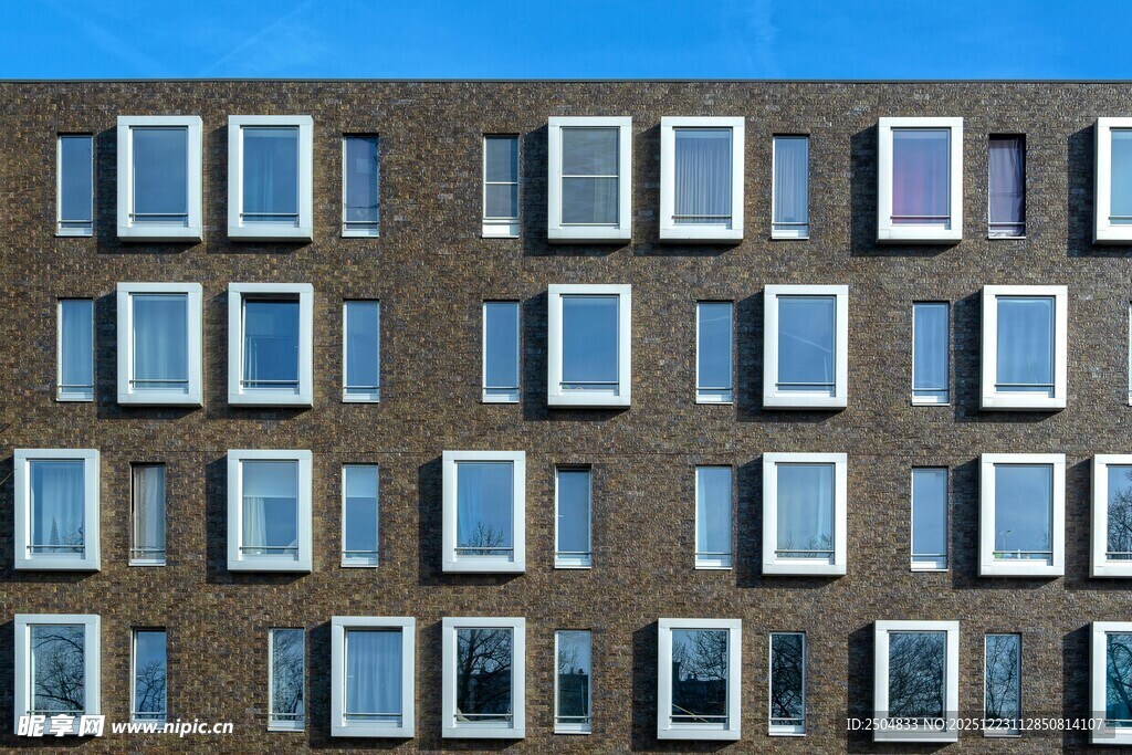 整齐排列的建筑窗户