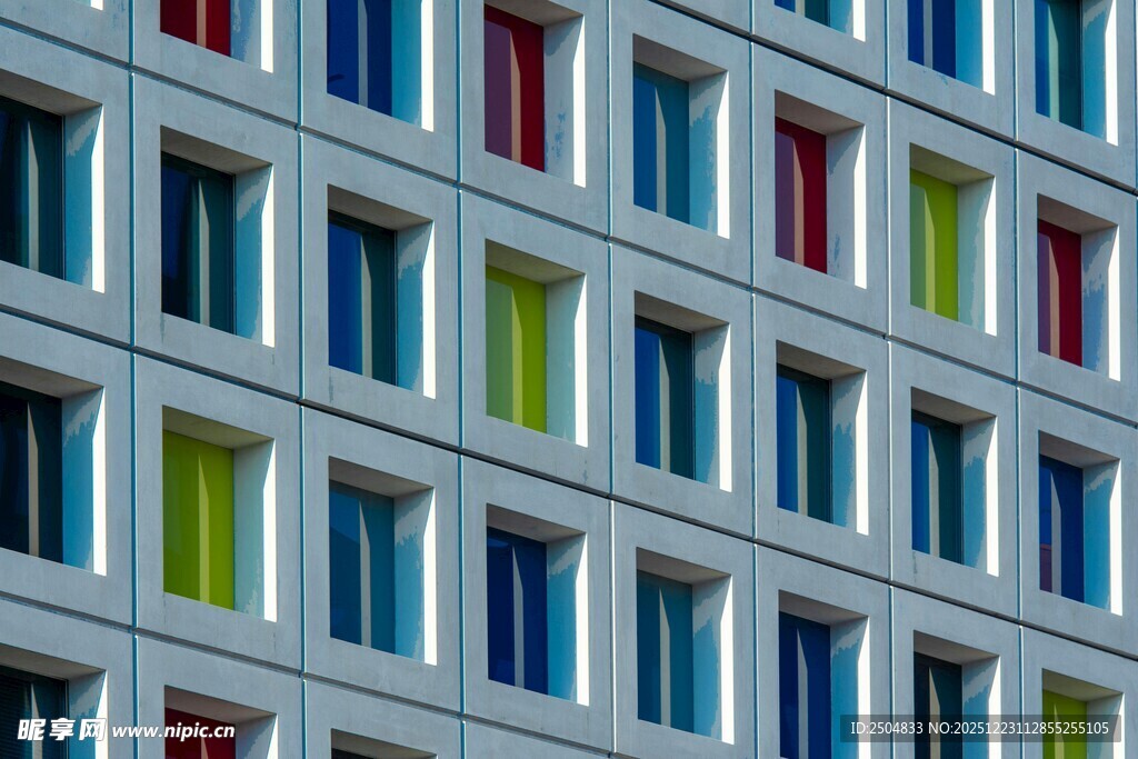 多彩窗户装点现代建筑